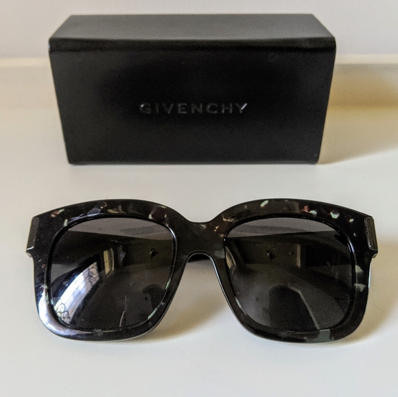 GIVENCHY Oversized Black Sunglasses - Picture 2 of 10